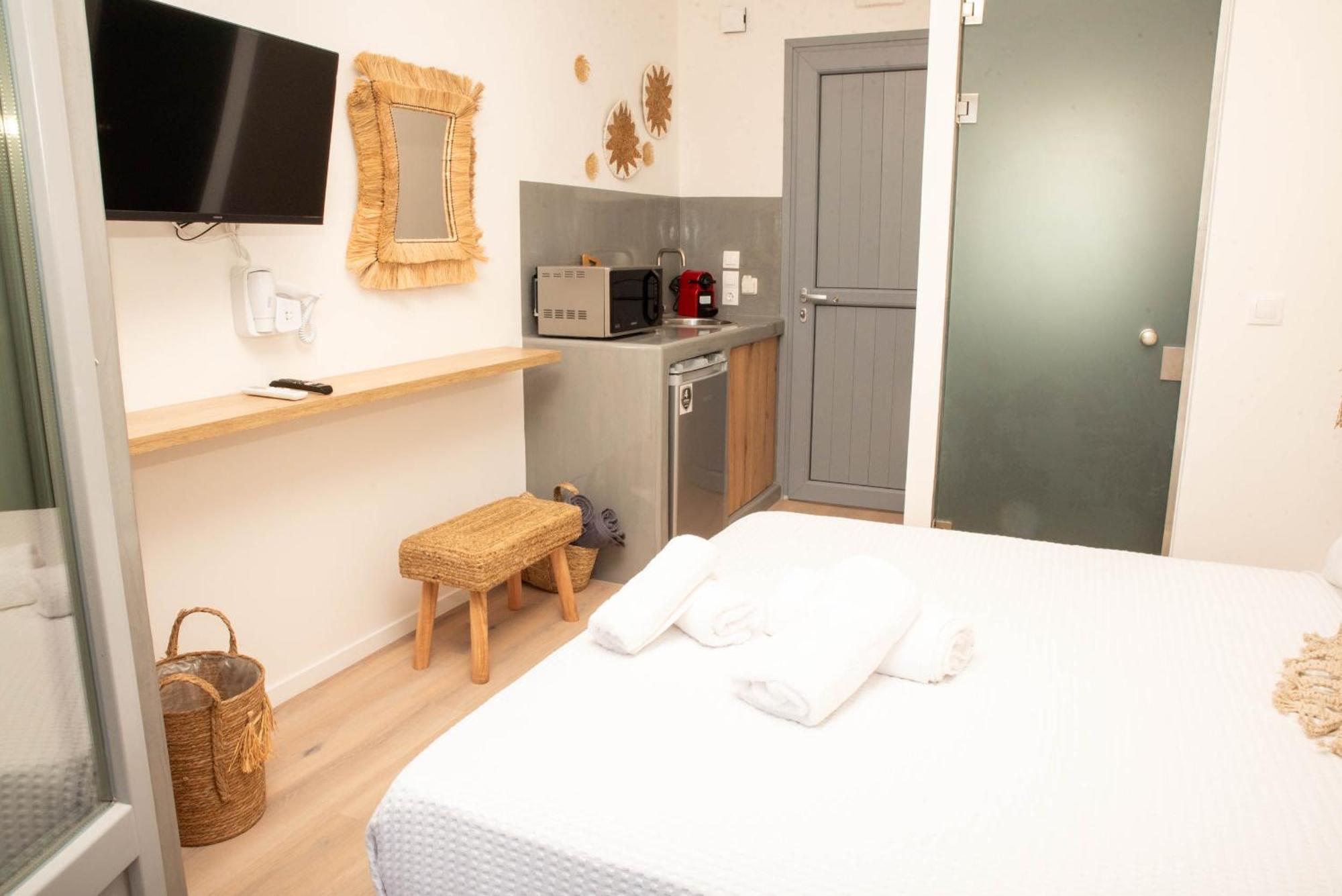 Aidani Luxurious Rooms Vothon Room photo